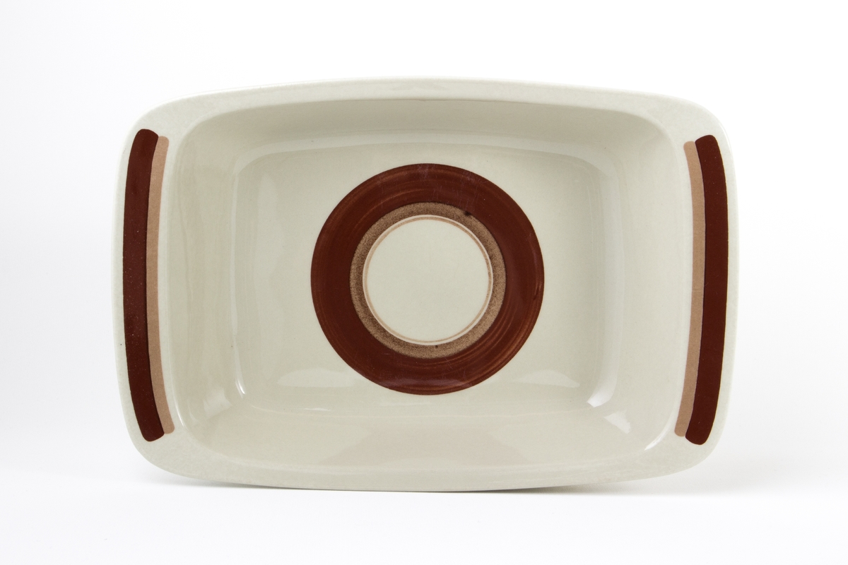 Håndmalt dekor i underglasur - en brun og en smalere beige stripe inntil hverandre på kant.