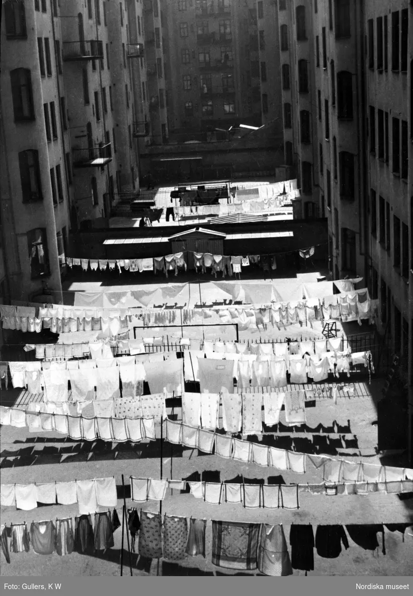 Stockholm. Bakgård med upphängda tvättkläder på tork.