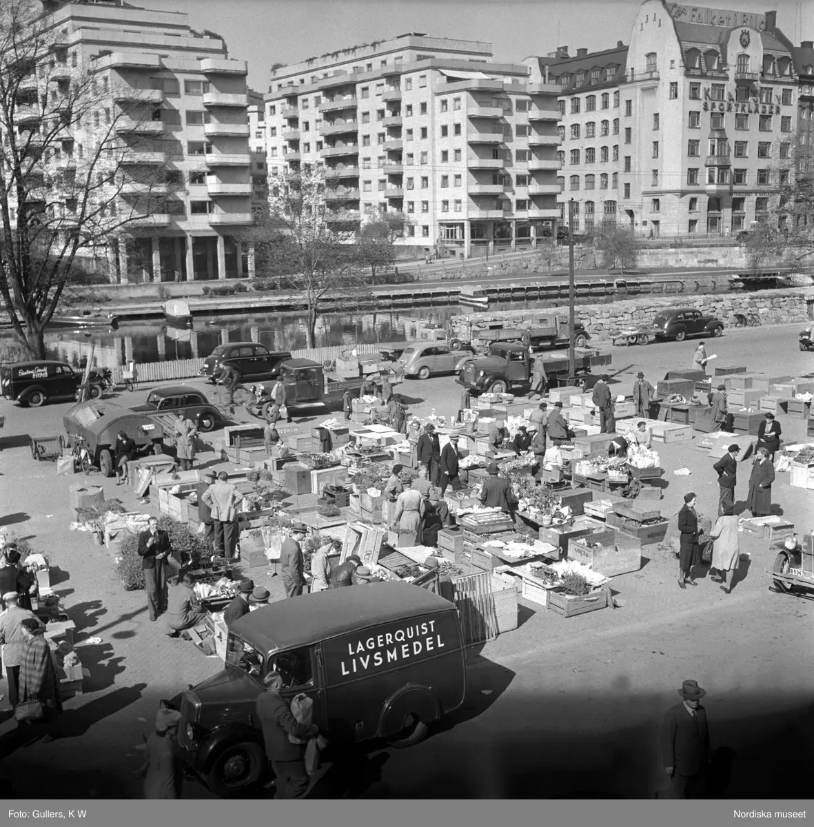 Torghandel. Försäljning av frukt, blommor och grönsaker utanför Klarahallen, Stockholm.