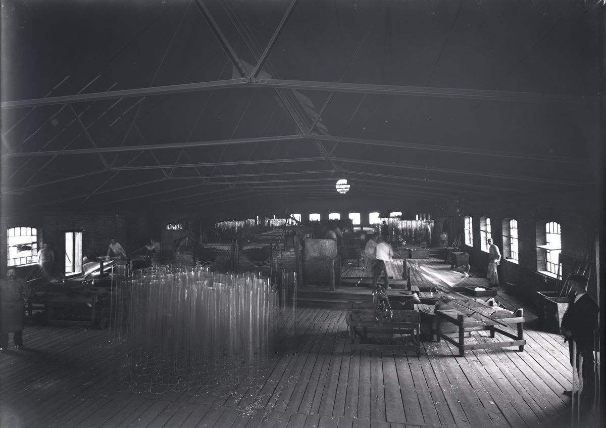 Fönsterglasglastillverkning i hyttan på Flygsfors glasbruk.