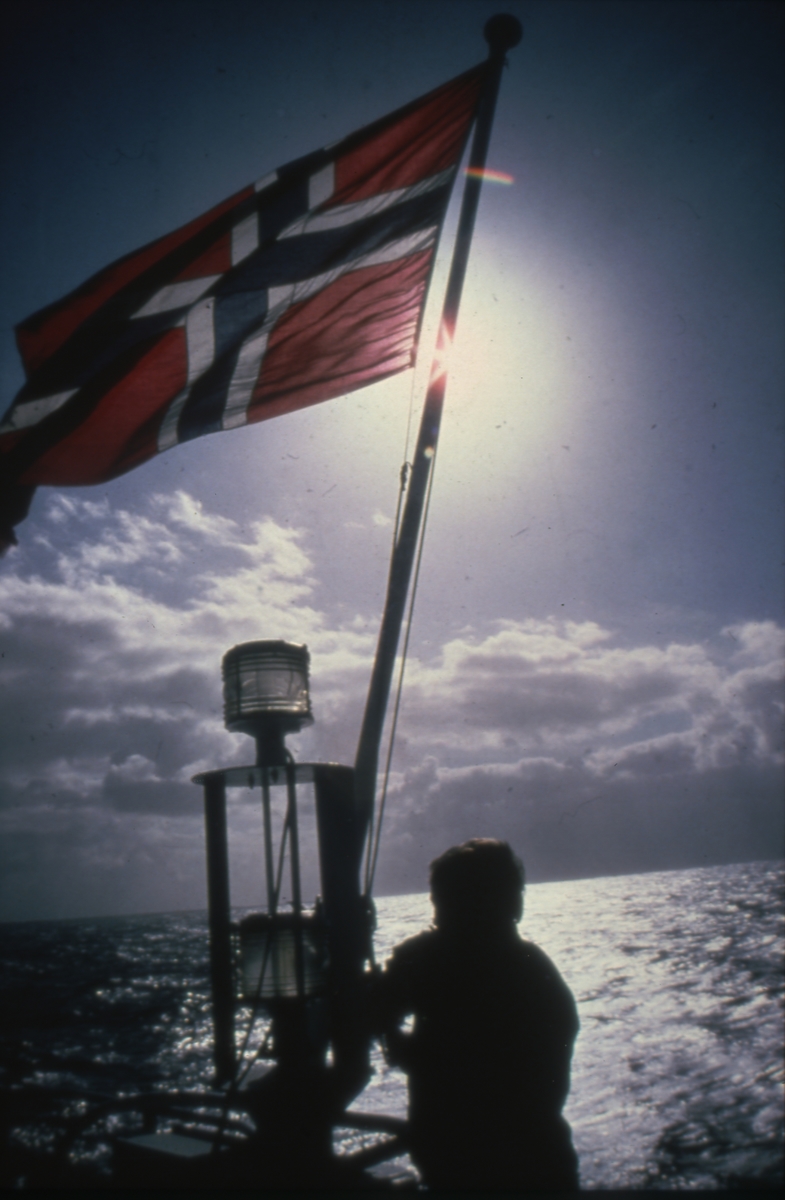 Flagget heises ombord i T/T ‘Wind Eagle’ (b. 1977, Kockums Varv, Malmø, Sverige).