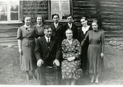 Ola og Amanda Skaro med barn.