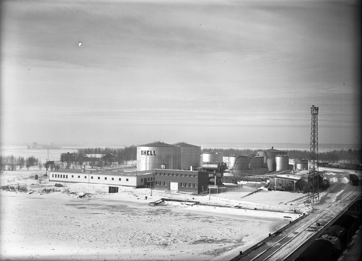 Foto av oljehamnen, Fredriksskansen. 20 februari 1946.