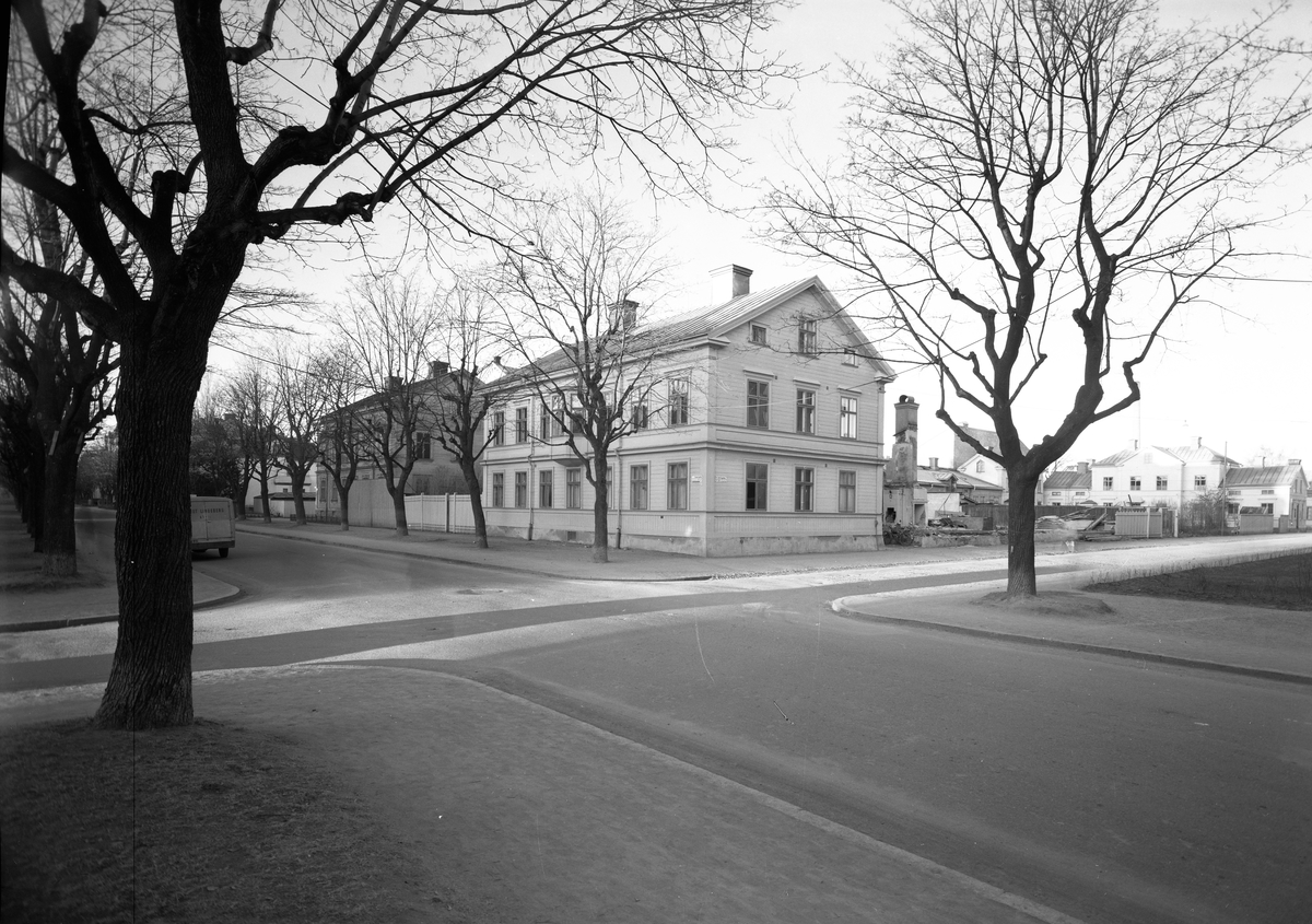 Hörnet Staketgatan 27 - Norra Slottsgatan 17, kvarteret Fingerklådan, Gävle. År 1950.