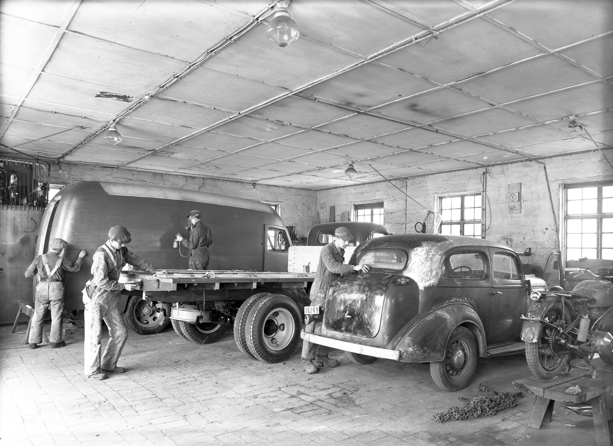 Interiör från verksraden, 22 maj 1946. Valbo Verkstad A-B grundades år 1923 av häradsdomare  K. G. Ålenius  . Denne övertog ett tidigare bildat bolag, som drev verkstadsrörelse i Valbo med tillverkning av arbetsvagnar, timmerkälkar m. m. lät nu omlägga rörelsen för tillverkning av bil karosserier, varav mest lastvagns- och skåpbilskarosserier tillverkas. År 1929 ombildades firman till aktiebolag med Ålenius som verkst. direktör. Vid sin död år 1938 efterträddes han av sonen, ingenjör  Gunnar Ålenius  . Företaget har gått en kraftig utveckling till mötes och kan nu räkna sig till landets ledande inom sin bransch. Från att ha sysselsatt 3—4 man äro nu vid full drift cirka 80 arbetare anställda inom företaget.  Valbo Verkstads A-B omfattar smides-, plåtslageri- och snickeriverkstad, monteringshall, måleri- samt lackerings- och tapetserarverkstäder, alla försedda med moderna, maskinella utrustningar. Bland företagets kunder kunna nämnas: Svenska armén, Kungl. Telegrafverket — över 200 skåpkarosserier ha under årens lopp levererats hit — Postverket, Vattenfallsstyrelsen, Stockholms stads gatukontor, en hel del allmänna verk och inrättningar samt privata företag. Dessutom är bolaget huvudleverantör till flera av de större bilfirmorna i Stockholm samt Ålenius valen förutseende man, som med öppen blick följde utvecklingen inom bilbranschen och han på övriga platser i landet. Företaget höll ut till någon gång på 1980-talet.