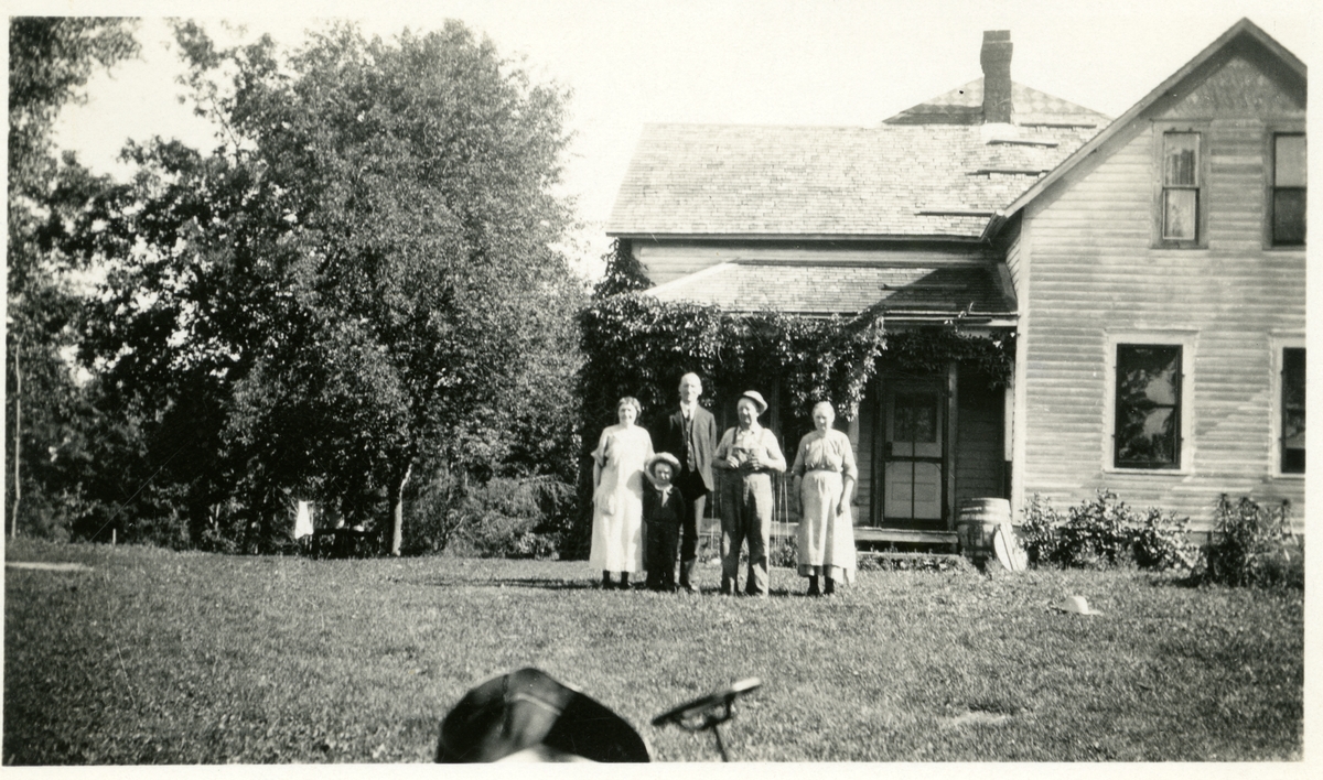 Youngs farm i Amerika 17. juni 1925. Fra venstre: Mrs. Lundo, en liten gutt, Olaus Islandsmoen, Mrs. og Mr. Young