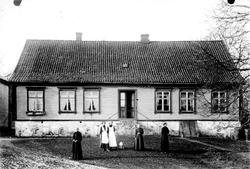 Klommesten i Moss.

Klommesten er en bydel øst for Moss se