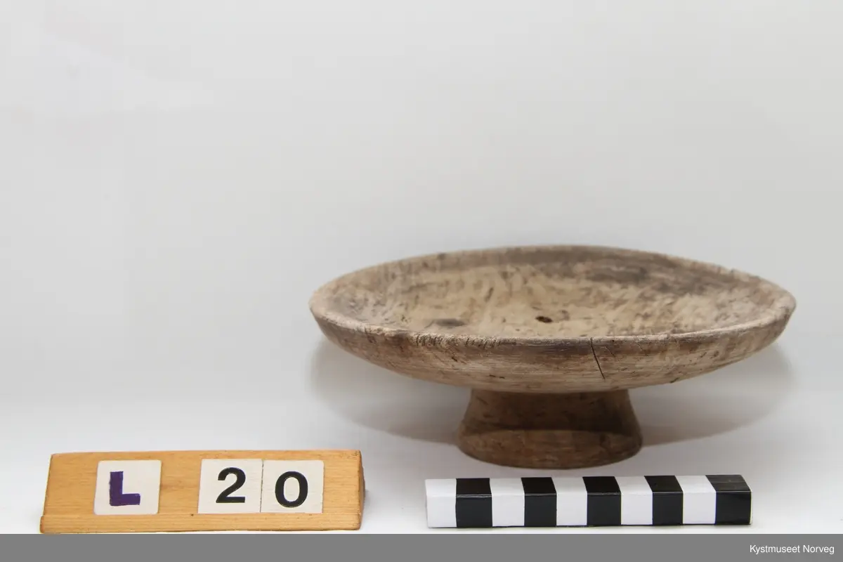 Trefat dreiet i bjørketre med fot