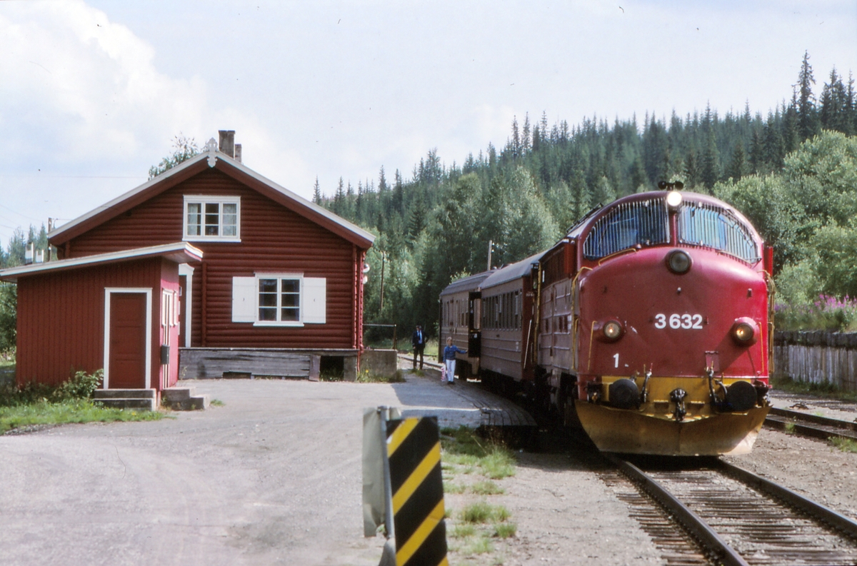 NSB persontog 281 Oslo S - Fagernes på Etna stasjon med dieselelektrisk lokomotiv Di 3 632.