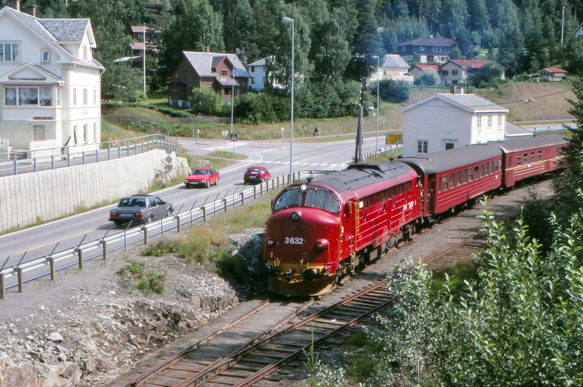 NSB persontog 281 til Fagernes kjører ut fra Leira stasjon.