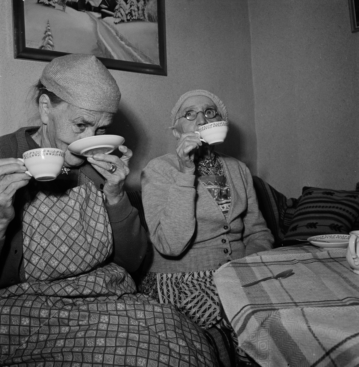 ”Kaffetåren den bästa är” Tycker Emma Jansson och Anna
Eriksson på Knutby ålderdomshem 1953, som av Upsala Nya
Tidning beskrevs som ”en lantlig idyll i dur”.
Ålderdomshemmet var inrymt i en f.d. bondgård i Gränsta
och hade ett ”idylliskt läge mitt i byn””. Hemmet hade 13
boende. ”Det höjer humöret om ingen är sängliggande”
tyckte föreståndarinnan syster Britta Jonsson.
Besök och småsysslor bidrog till att få dagarna att gå
lite fortare. De gamla hjälpte bland annat till med
posthämtning, vedhämtning och krattning av gårdsplanen.
