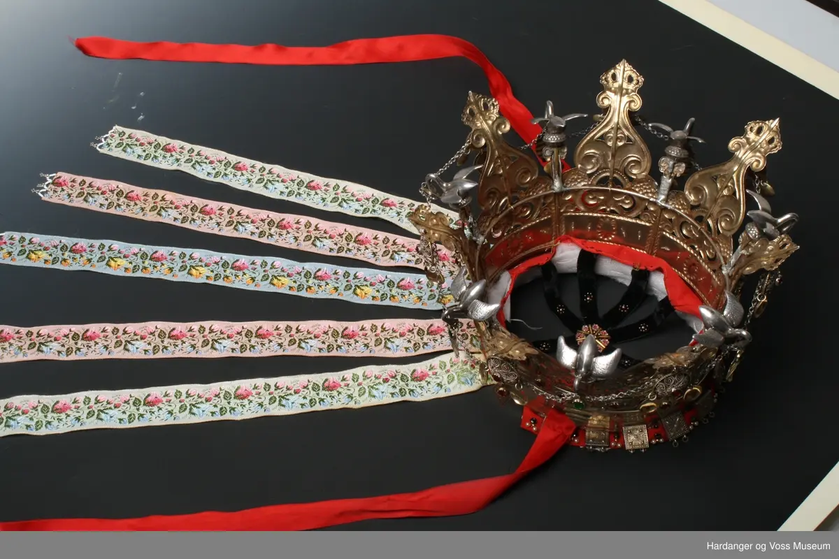 Kruna er kjøpt hjå Hestenes i Bergen, 1935 av Brita Skåltveit. Den er laga av gullsmed Bottelsen i Bergen juni 1890.

Kruna består av 7 stavar som er hengsla saman. 7 svanar er festa over kvar hengsle. Litt usikkert om svanane er av sølv eller tinn.
Underbinding er sydd fast til kruna. Likeså kruneband.