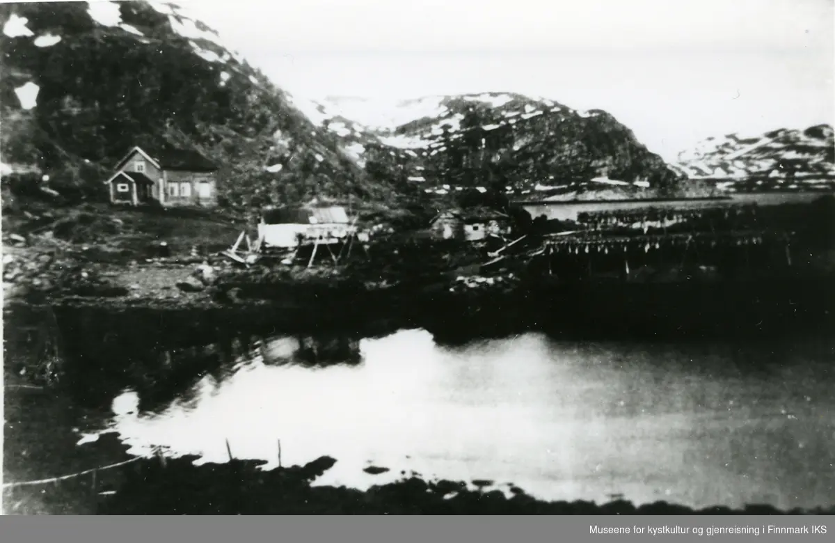 Bygninger og fiskehjell, antagelig fra Hopsfjorden