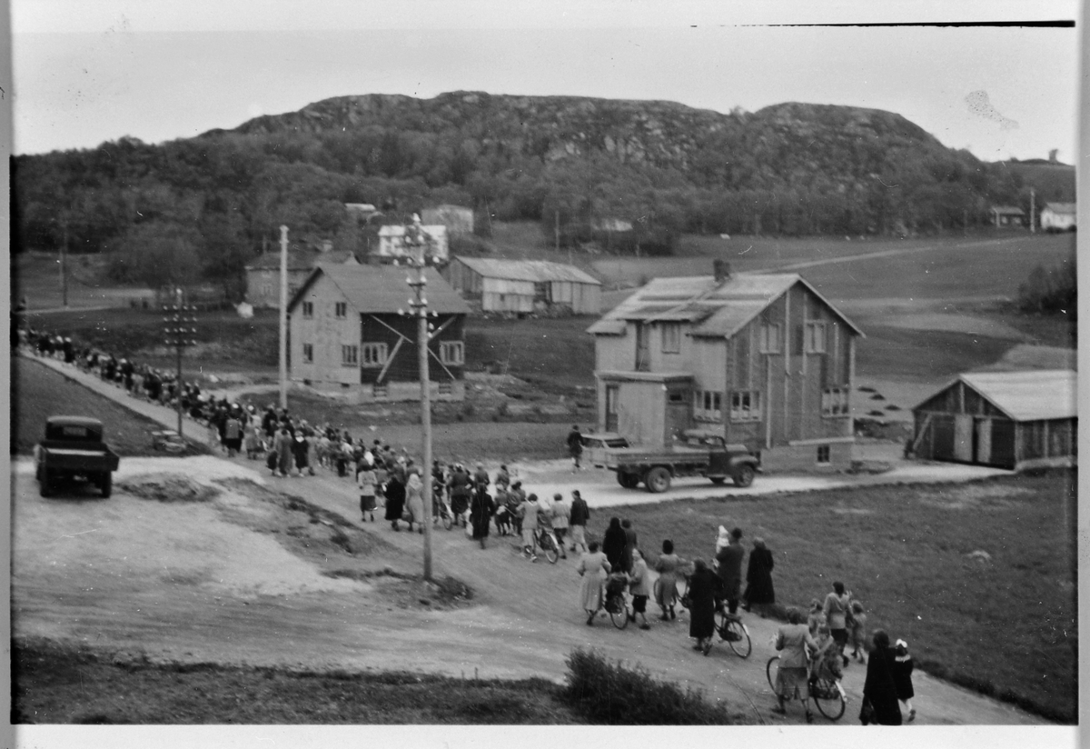 17. mai-tog i Botngård ca. 1950