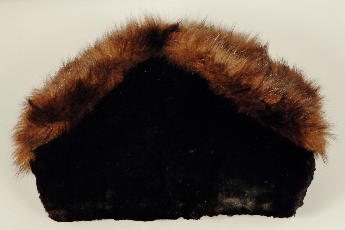 Svart bisam, pyntet med to rader brun langhåret pels (mink). Vattert og foret med svart mercerisert satengvevd bomull.