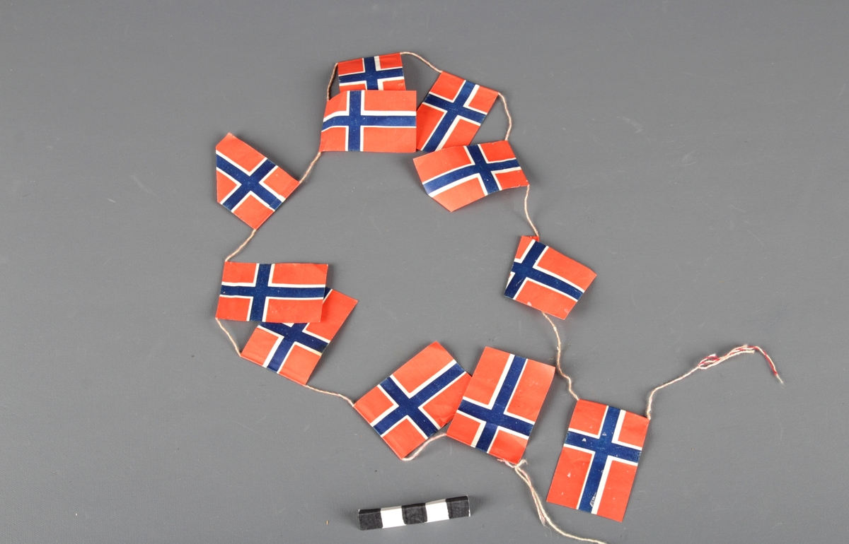 Juletrepynt. Trådlenke med flere små norske flagg.