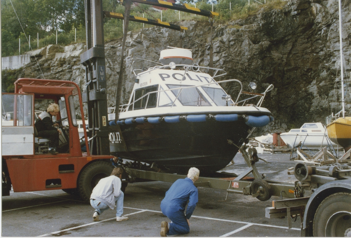 Politibåten "Vekteren", av type Draco (se NRMF.02405), blir løftet opp og reparert.
