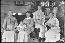 Familieidyll i finstua