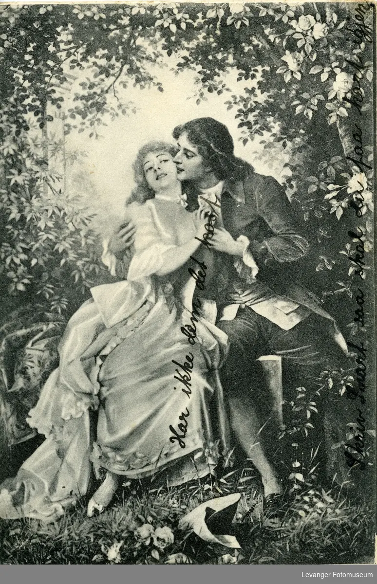Postkort av kyssende par.