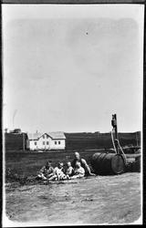 Alf Aune med sine tre barn ved Bjugn Handelssamlag ca. 1928