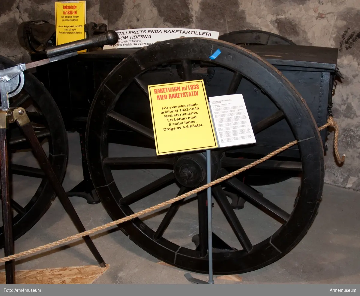 Grupp F:IV.(överstruken) VI.
Raketvagn använd av Kungl. Raketkåren 1833-1845.
Vagnen är fullkomligt lika den till 1831 års materiel hörande ammunitionsvagnen, med den skillnad, att de båda bakvagnskistornas sidoväggar sammanlöpa i ett enda plan. 

Samhörande:
148:1 föreställare
148:2 tistel tistelbåge, svänglar på springvågen
148:3 förvåg med 2 svänglar (148= 4 & 5) , 148:6 tistel i reserv
148:7 tistelhylsa, oljeflaska av koppar, gehäng till oljeflaska, fodral av bleck till brännare, raket, hammare, gehäng till rakethammare, reketstativ m. 1 skruvmejsel och skruvnyckel förvar. i gehäng för oljeflaska, fodral till raketstativ, 2 raketväskor, 3 hänglås med nycklar.