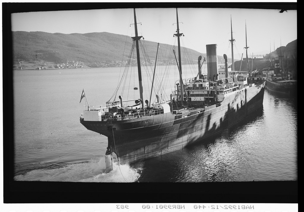 Malmbåt S/S Aldebaran av Rotterdam på tur til malmkai 2 i Narvik..