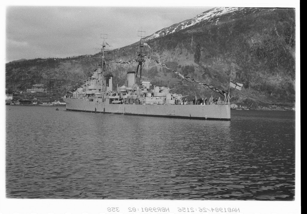 Marinebesøk i forbindelse med markeringen av 6-årsdagen for gjenerobringen av Narvik. Den britiske krysseren HMS Bellona.