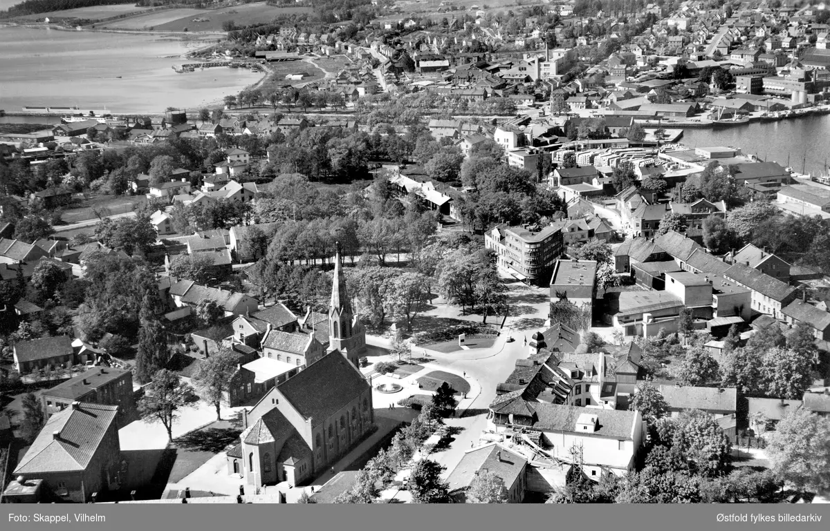 Skråfoto fra Moss med Moss kirke og Dronningens gate i 1950.
