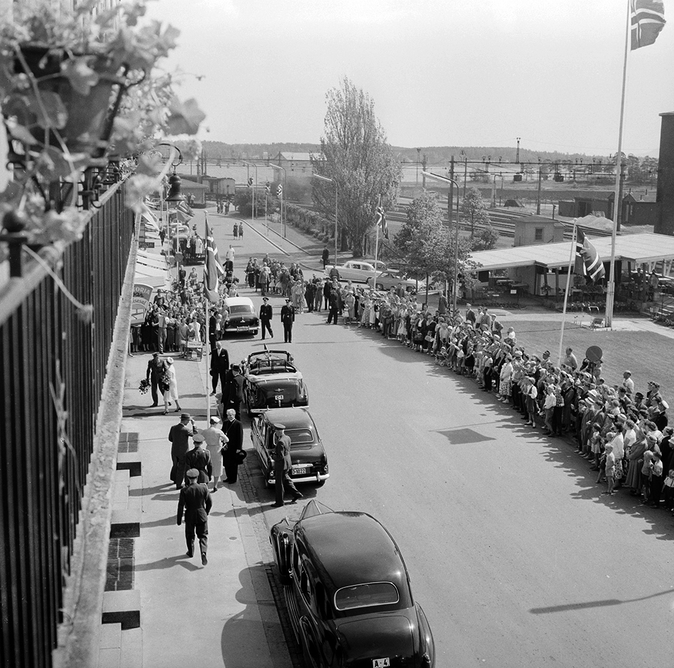Hamar, signingsreisen 1958,  kong Olav V og prinsesse Astrid ankommer Festiviteten for å spise lunsj, bilkortesje, Strandgata