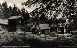 Postkort. Østerdalsgården, diverse  bygninger rundt tunet.
