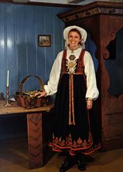 Postkort. Kvinnebunad fra Vest-Telemark. Utstilling NF.