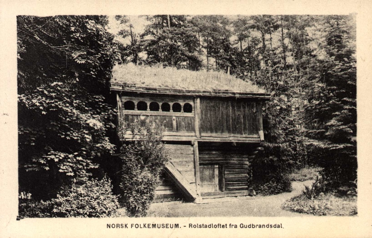 Postkort. Norsk Folkemuseum. Rolstadloftet i Gudbrandsdalen