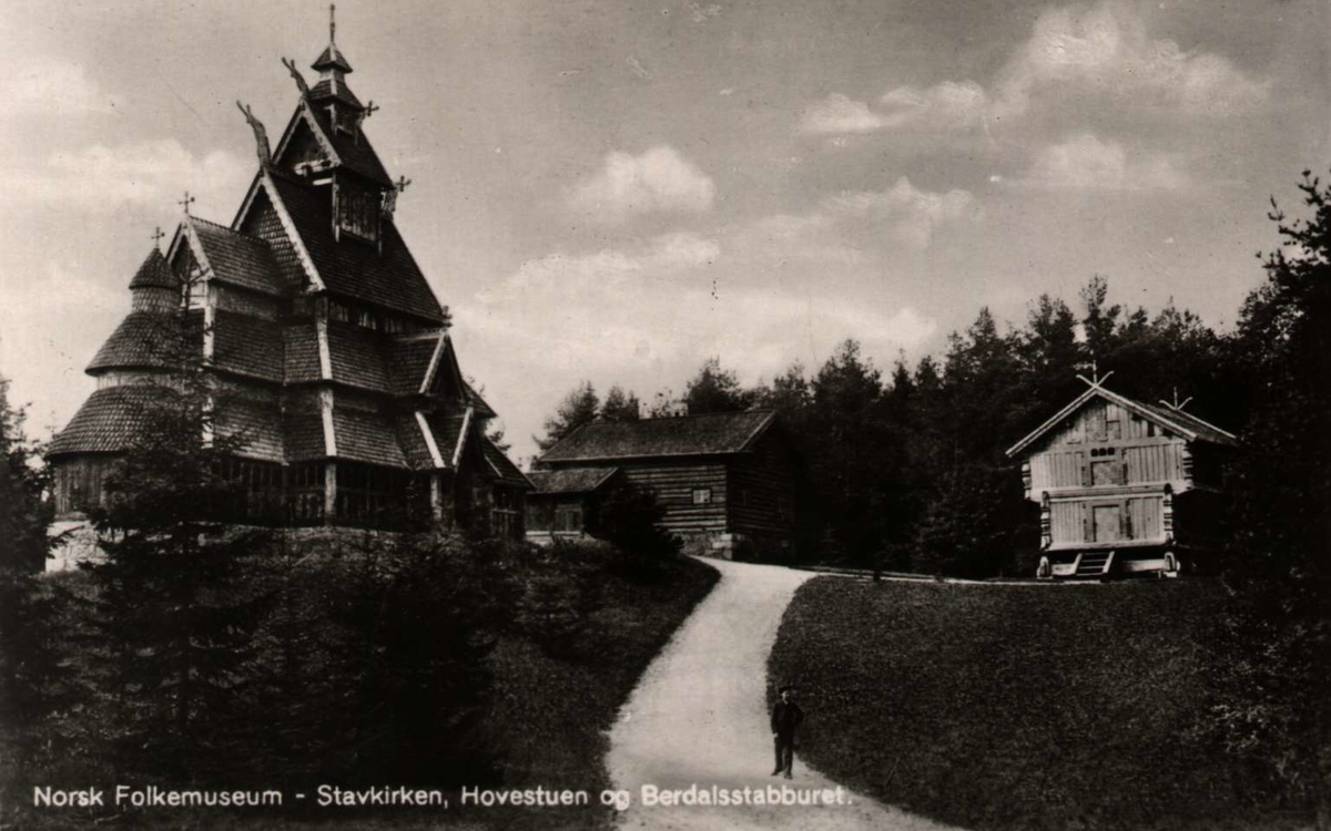 Postkort. Norsk Folkemuseum. Gol stavkirke, Hovstua, Berdalsloftet.
