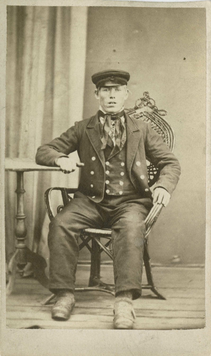 Fangeportrett. Lars Knudsen Frøvold, fra Eggedal. Arrestert i 1870, innsatt i distriktsfengslet i Hokksund for ulovlig brennevinssalg.