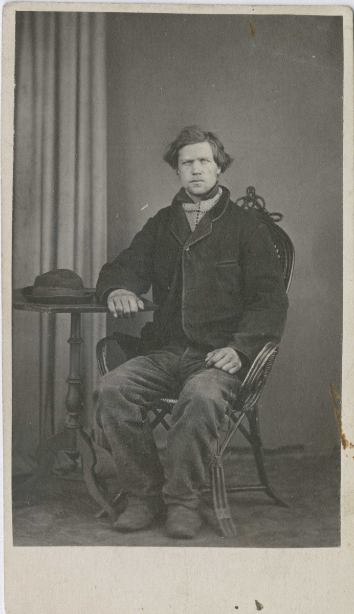 Fangeportrett. Hans Aslesen, Lier, arrestert i 1866 eller 1867, innsatt i distriktsfengslet i Hokksund for legemsfornærmelse på sakesløs.