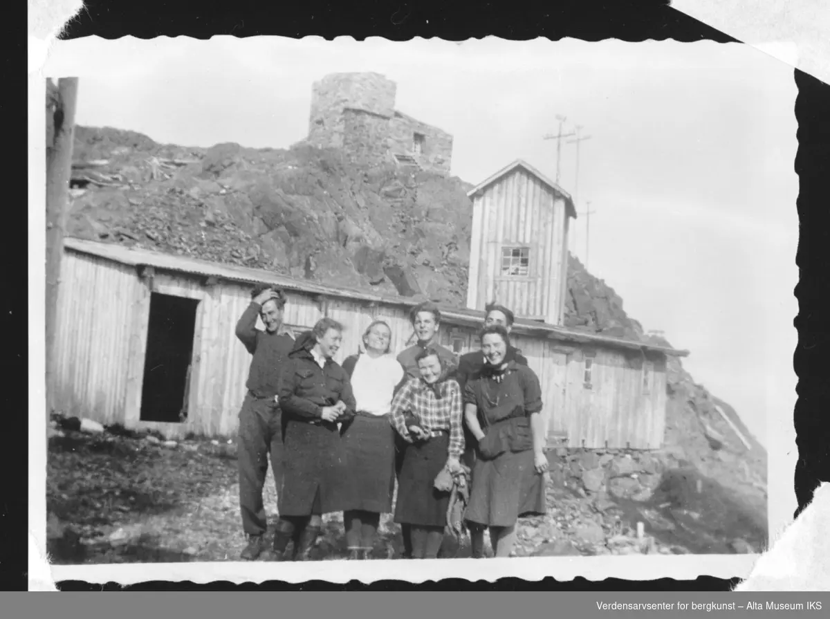 Syv personer utenfor nordlysobservatoriet Haldde. Tre menn, fire kvinner. Brakken er muligens bygd av tyskerne.