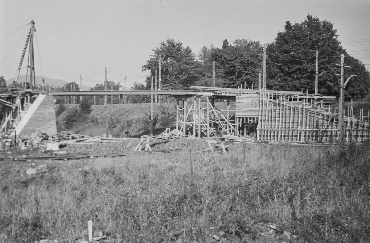 Fra omleggingen av Tryvassbanen og Røabanen ved Majorstuen. Bygging av bro for Røabanen.