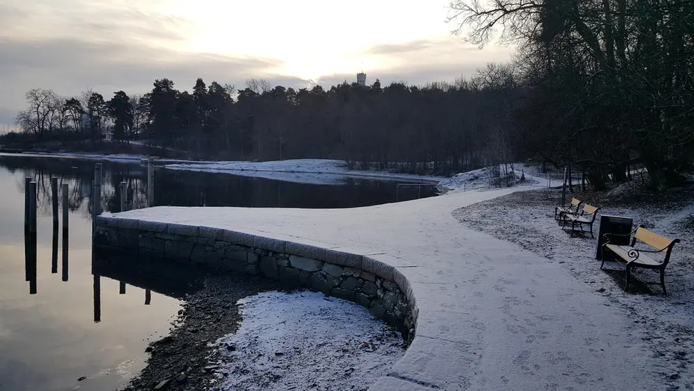 En sti langs sjøkanten i vintervær. 