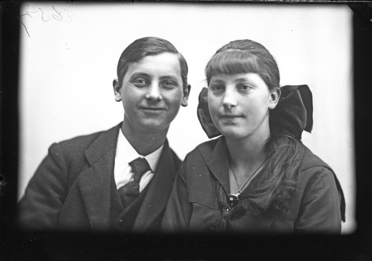 Portrett av en ung mann og ung kvinne. En av dem heter Scheid.