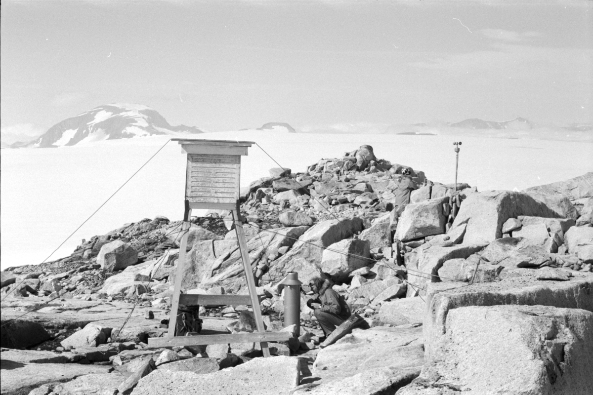 Meteorologibur på Skjæret. Helgelandsbukken i bakgrunnen til venstre. Juli 1973