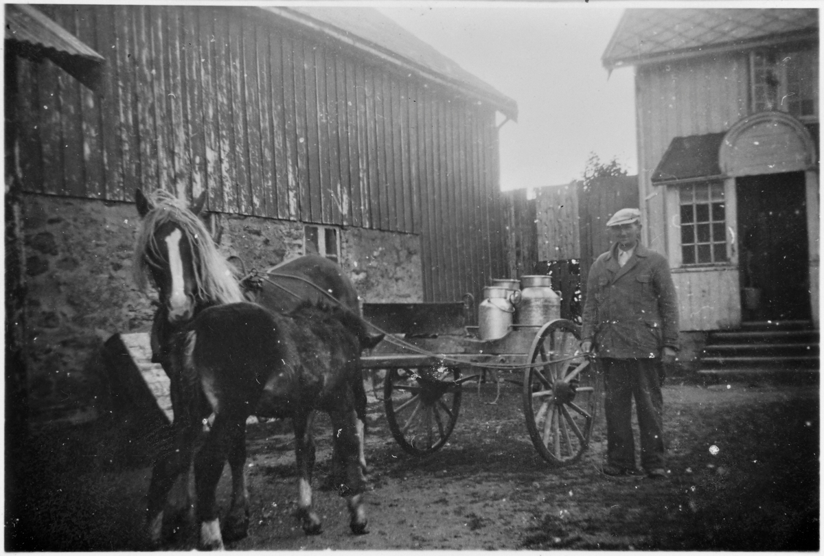 Sverre Aas står klar til å kjøre avgårde med tre meierispann med melk.