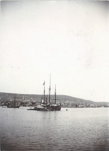 Fartyget Fram i Tromsö. Fartyget liksom Fridtjof Nansen och Hjalmar Johansen just hemkomna efter tre års expedition i Arktis.