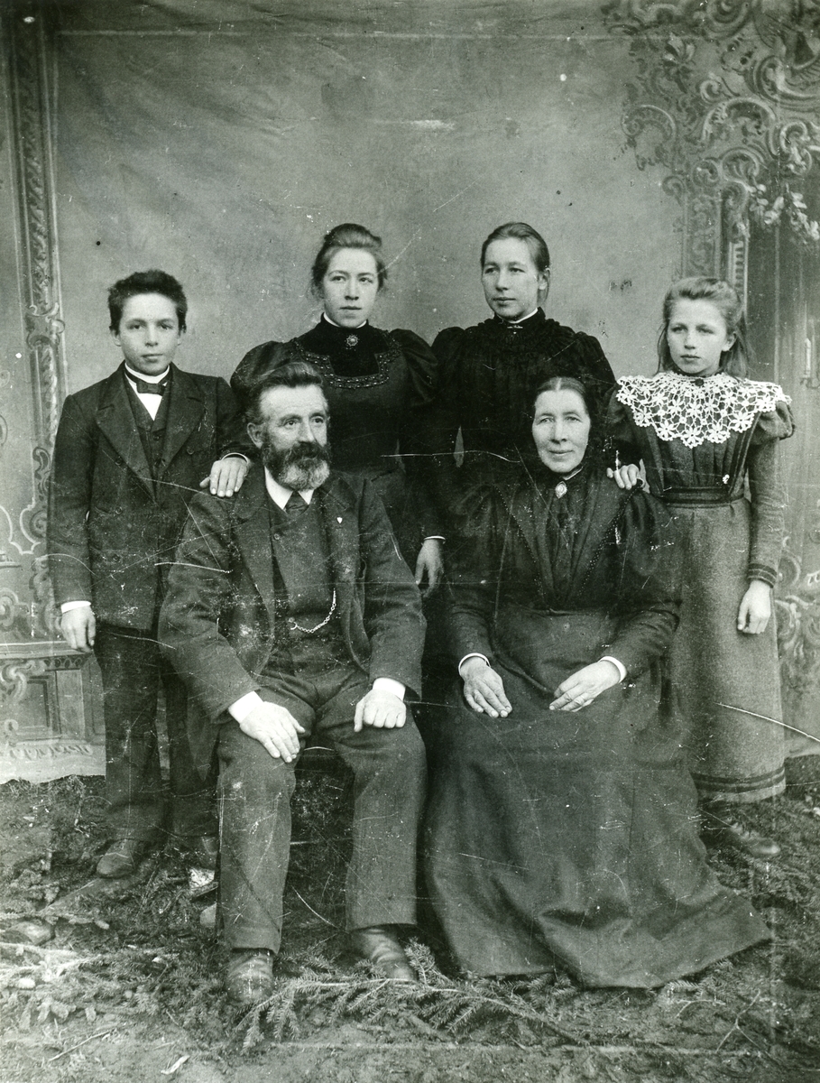 Ola E. Thorsrud med familie.