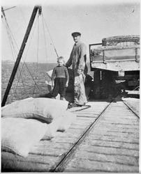 Martin og Peder Pedersen. Lastebilen tilhørte Ole Pedersen.