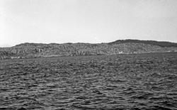 Langs kysten. Valevåg. Ferja ved kai.