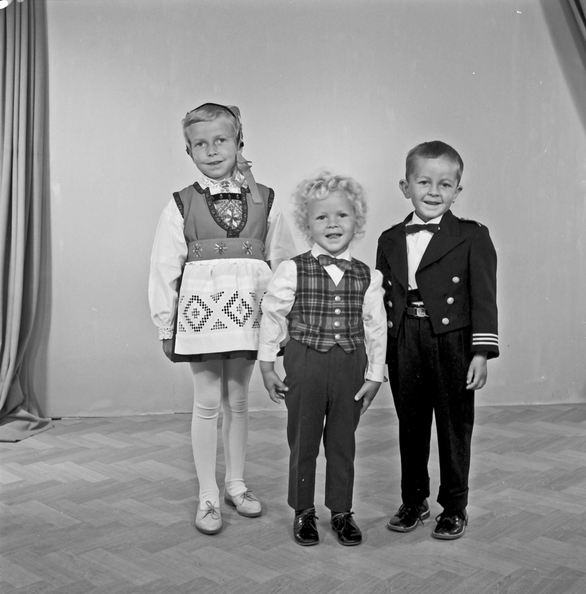 Portrett - ung jente i bunad, to yngre gutter - bestiller Lars Søndenå ...