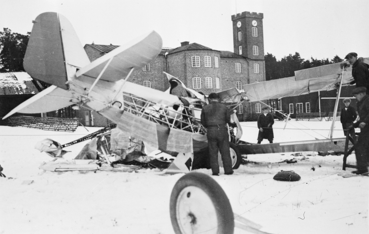 Arbete kring ett havererat flygplan J 6 på Centrala flygverkstäderna Malmslätt, 1931.
Vid Einar Lundborgs haveri vid en provflygning av flygplan Jaktfalken, J 6 nummer 206.