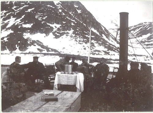 Midsommarafton. Samling på akterdäck på fartyget Virgo. Från vänster: Andrée, Zachau, Ekholm (troligen), Ekelund och Strindberg spelande fiol.
