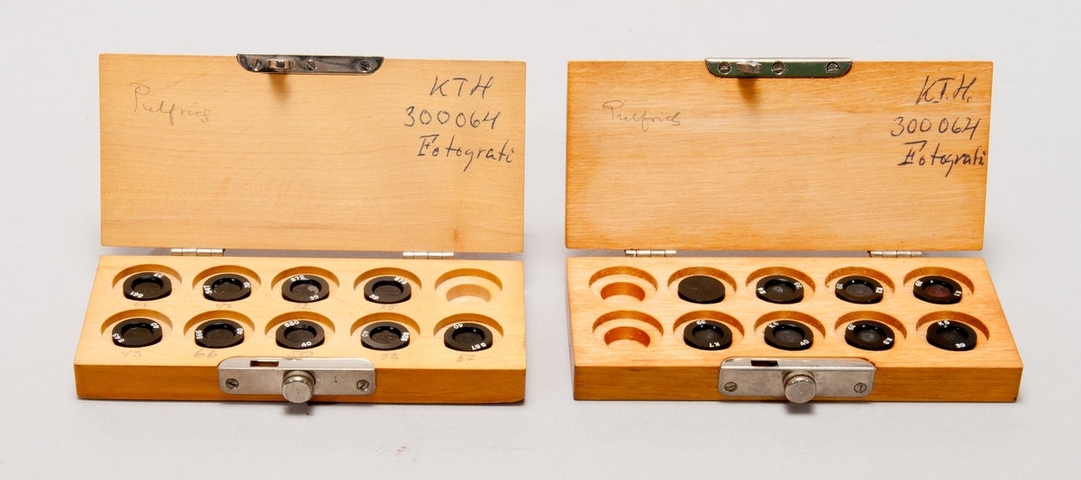 Två etuier med filter för Pulfrich Photometer, märkta "KTH 300064".