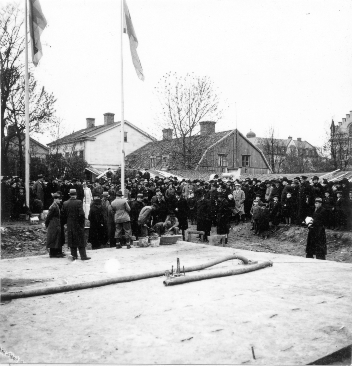 Grundstenen för Gävle Museum lägges 26 oktober 1938. Några byggnadsarbetare är i färd med att slutföra arbetet för dagen.